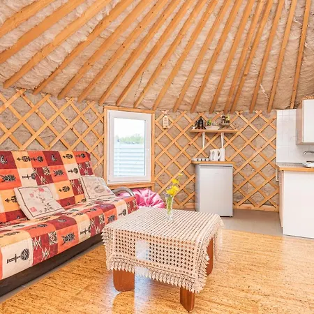 Jurta Prie Juros Namelis *